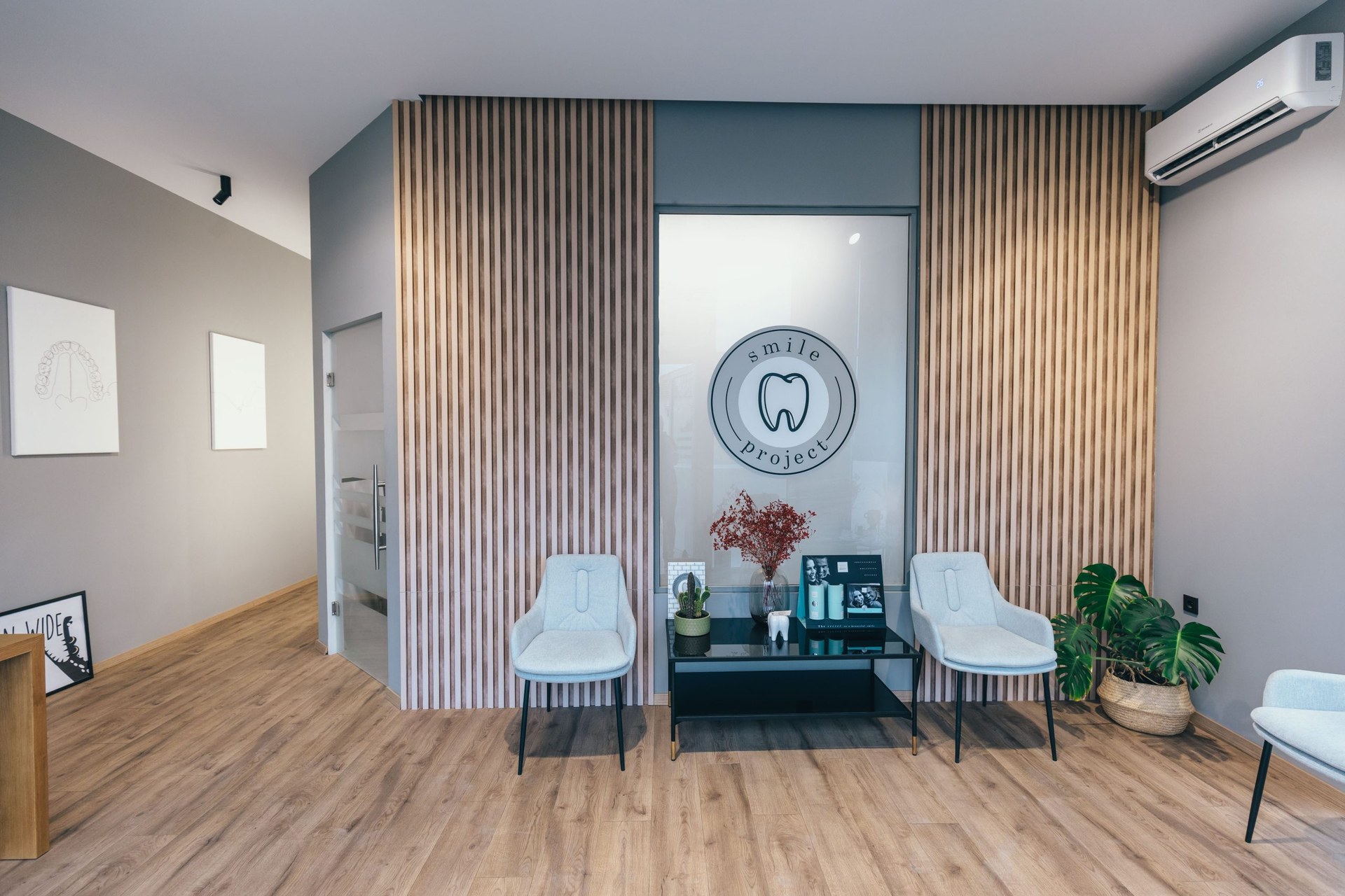Ο χώρος υποδοχής του Smile Project — wood slat walls, ζεστός φωτισμός